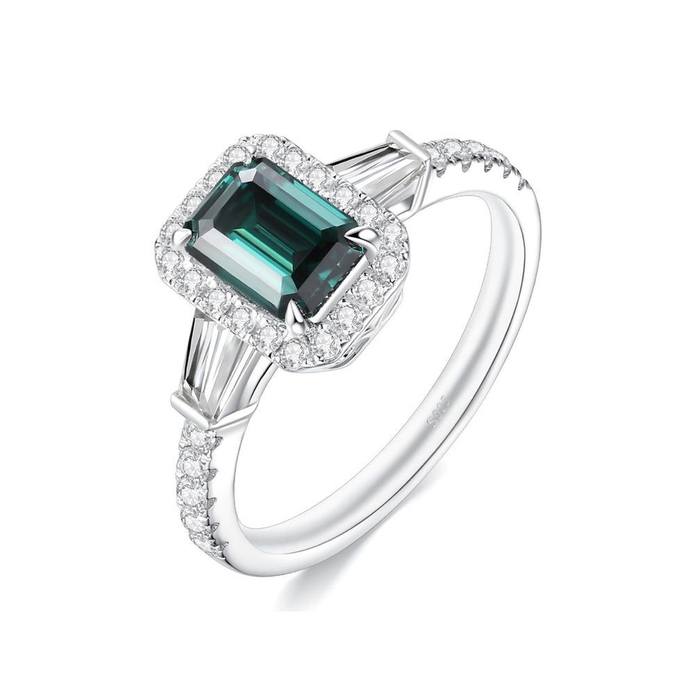 Elegant Diamond and Emerald Gemstone Ring